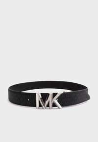 Ceinture noire avec un design texturé, boucle en argent avec le logo "MK" et une finition lisse. Adjustable avec plusieurs trous pour le réglage.