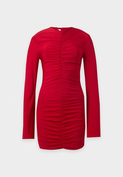 Robe mini rouge à manches longues avec fronces, encolure ronde et détail froncé centré devant et derrière.