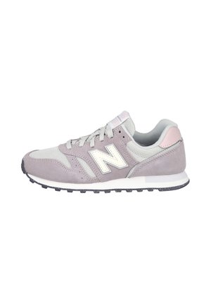 Zapatilla New Balance gris claro y rosa con parte superior de ante y malla, logo blanco "N", cordones grises y suela negra con dibujo.