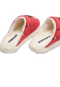 Zapatilla roja con forro de piel sintética blanca, con un diseño de cascanueces. Exterior de tela suave y diseño abierto en la parte trasera para facilitar su uso.