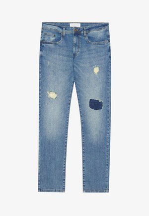 Jeans de denim azul desgastados com vários detalhes rasgados, um remendo escuro, design clássico de cinco bolsos e fecho de zip e botão.