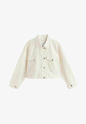 Skôr strihaná biela džínová bunda s špicatým golierom, dvoma náprsníkovými vreckami a zapínaním na gombíky s kovovými akcentmi.