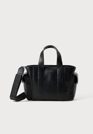 Svart lær tote bag med doble topphåndtak og justerbar skulderrem. Har vertikale sømmer og et minimalistisk design. Uthevet logodetalj.