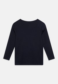Marineblå langermet topp med rund hals og ribbestruktur. Enkel design uten synlige logoer eller mønstre. Standard passform.