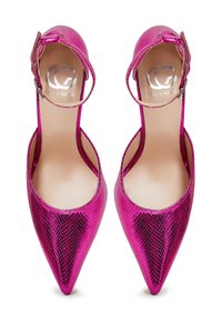Tacchi alti fucsia a punta con una texture effetto pelle di serpente metallica, dotati di cinturini regolabili alla caviglia e una soletta nude liscia.