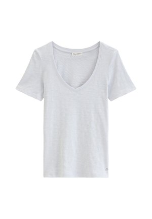 T-shirt gris clair à manches courtes avec col en V, texture subtile et petit logo de la marque près de l'ourlet inférieur.