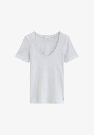 Lichtgrijs T-shirt met korte mouwen en V-hals, met subtiele textuur en klein merkembleem vlakbij de onderzoom.