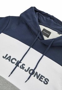 Navy blauw en grijs hoodie met een witte horizontale streep en "JACK&JONES" tekst. Gemaakt van zachte stof, met trekkoorden.