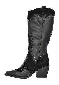 Bota de vaquero de cuero negro con empeine de ante texturizado, costuras decorativas blancas, tachuelas plateadas, punta afilada y tacón grueso.