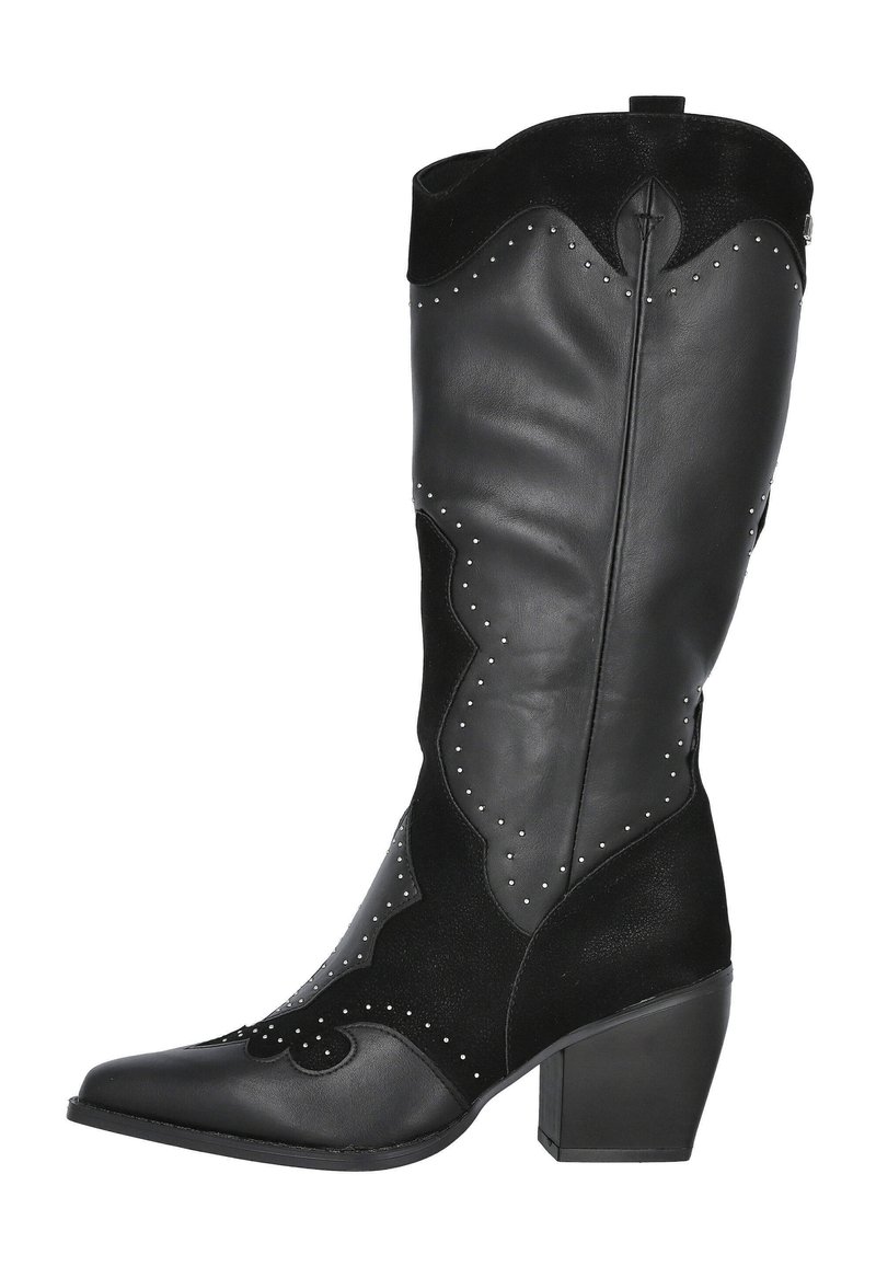 Bota de vaquero de cuero negro con empeine de ante texturizado, costuras decorativas blancas, tachuelas plateadas, punta afilada y tacón grueso.
