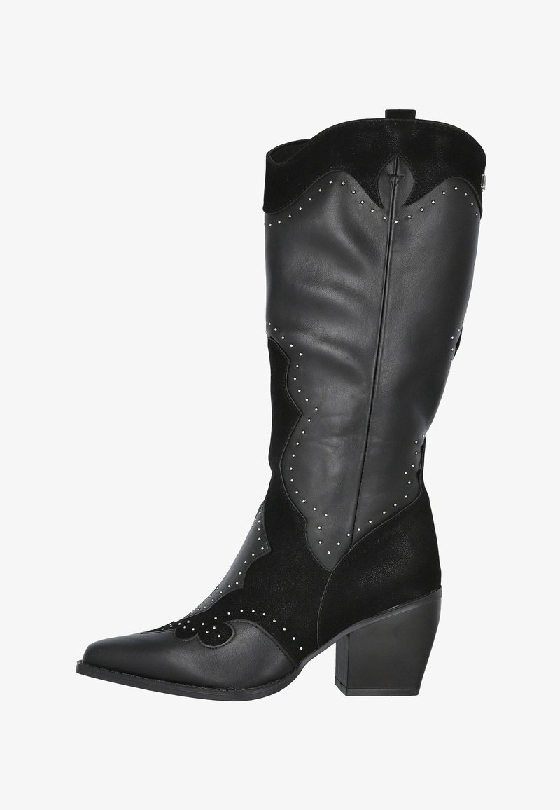 Bota de vaquero de cuero negro con empeine de ante texturizado, costuras decorativas blancas, tachuelas plateadas, punta afilada y tacón grueso.