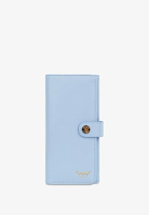 Hellblaues Portemonnaie aus glattem Material mit Druckknopfverschluss, goldfarbenen Metallteilen und geprägt eingestelltem Logo auf der unteren Vorderseite.