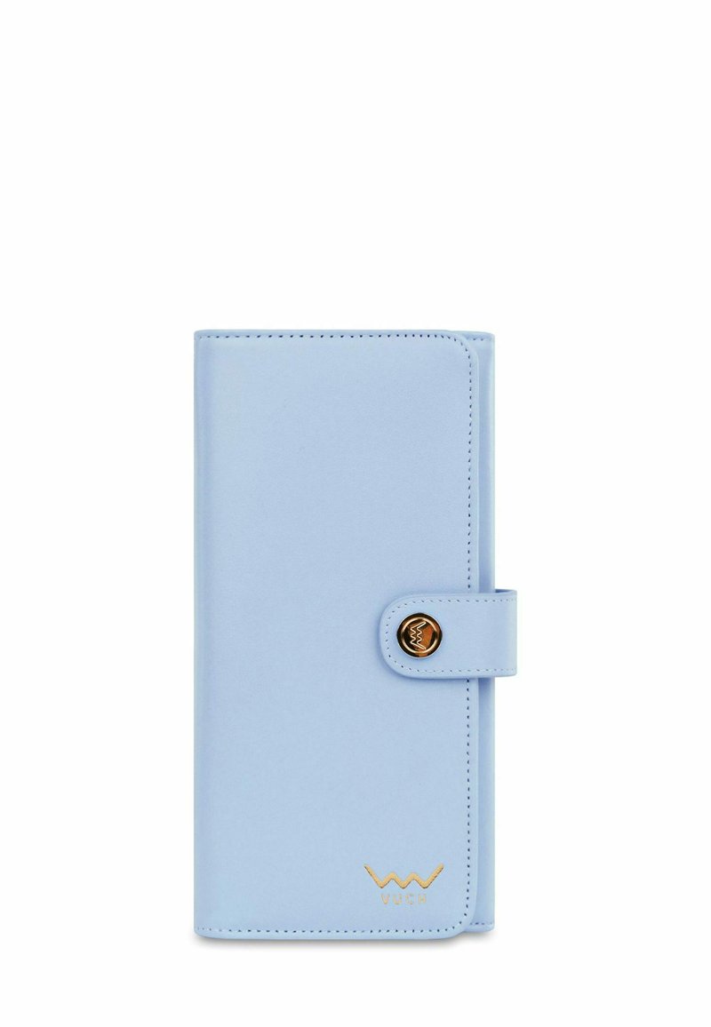 Světlomodrá peněženka z hladkého materiálu, vybavená zapínáním na patentku, zlatými kovovými prvky a raženým logem na spodní přední straně.
