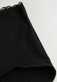 Melns auduma apģērbs ar gludu tekstūru un viļņotu mežģīņu apdari gar augšējo malu. Dizains ir vienkāršs un pieguļošs.