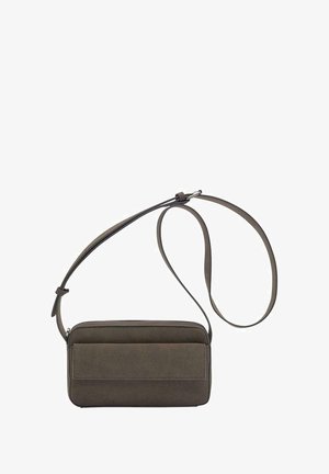 Barna velúr keresztpántos táska lapos kialakítással, cipzáras záródással és elülső zsebbel. Állítható pántja sokféle viselési lehetőséget biztosít.