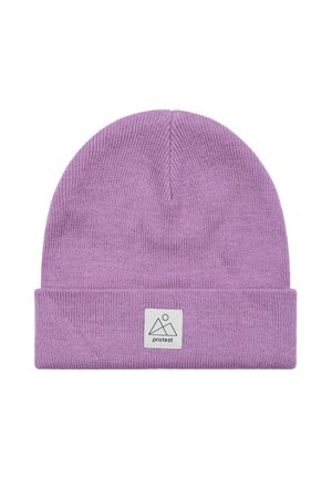 Lila Strickmütze mit einem umgeschlagenen Bündchen, versehen mit einem kleinen weißen Etikett mit einem Logo. Weicher Stoff und dehnbarem Material für zusätzlichen Komfort.