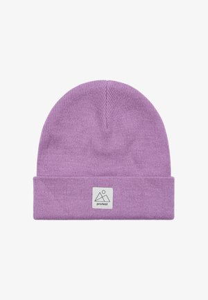 Paarse gebreide beanie met een omgevouwen rand, met een klein wit etiket met een logo. Zacht van structuur en rekbaar materiaal voor comfort.
