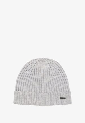 Hellgraue gerippte Strickmütze mit umgeschlagenem Bündchen und kleinem rechteckigem Metallschild mit Markenlogo am Bündchen.