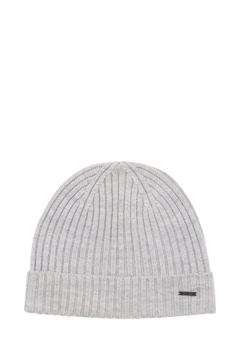 Lichtgrijze geribbelde gebreide muts met opgerolde rand en klein rechthoekig metalen merkje op de rand.