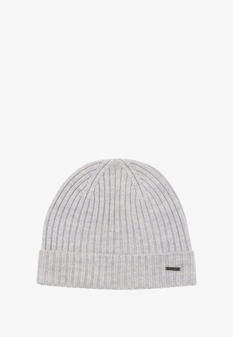 Lichtgrijze geribbelde gebreide muts met opgerolde rand en klein rechthoekig metalen merkje op de rand.