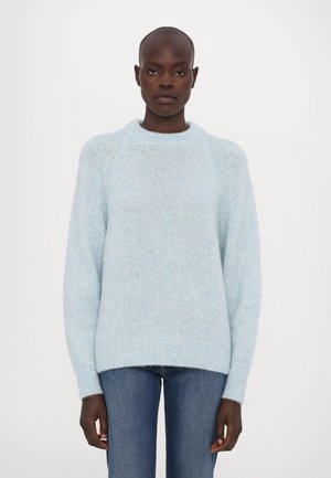 Jasnoniebieski sweter z dzianiny z okrągłym dekoltem, ściągaczami na mankietach i u dołu. Miękka faktura, luźny fason i lekko oversize'owy design.