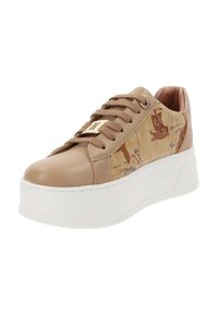 Zapatilla beige con una parte superior de cuero suave, que presenta un diseño de mapa en el lateral, cordones redondos y una suela de plataforma blanca. Detalles de hardware en dorado.