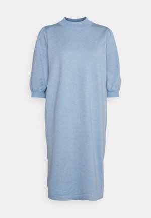 Jasnoniebieska dzianinowa sukienka do kolan z bufkowymi rękawami do łokcia i prążkowanym kołnierzem typu stójka.