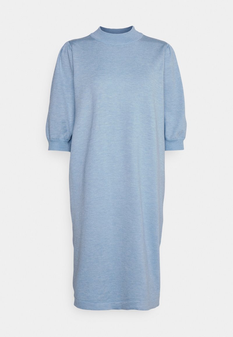 Robe tricotée bleu clair jusqu'aux genoux avec des manches bouffantes à longueur de coude et un col montant côtelé.