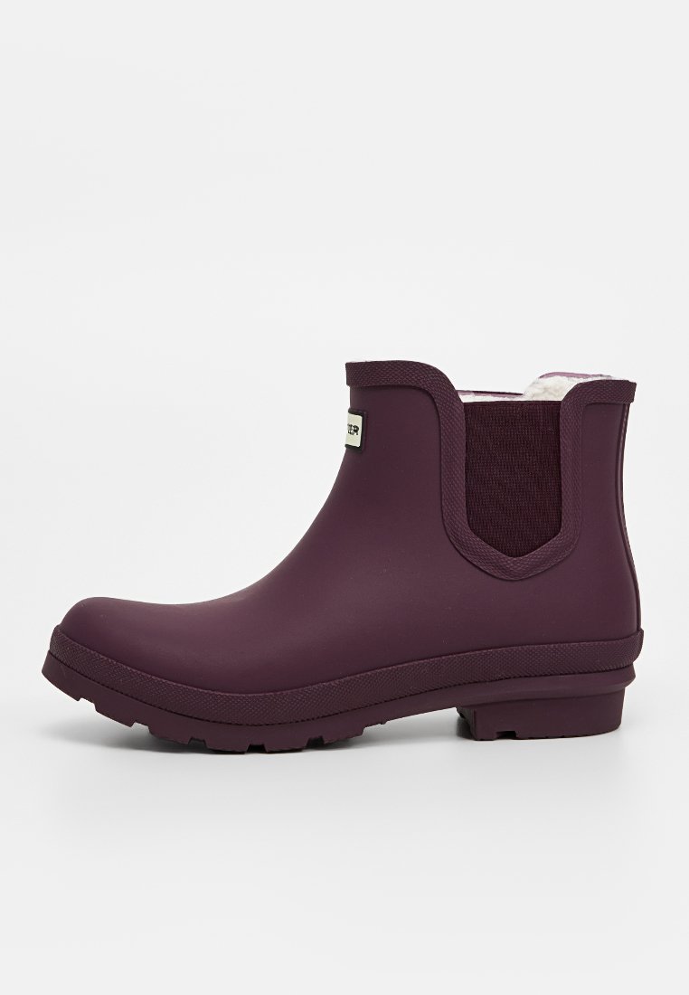 Paarse rubberen enkelboot met elastische zijpaneel, textuurzool en licht verhoogde hak, met een zachte voering voor comfort.
