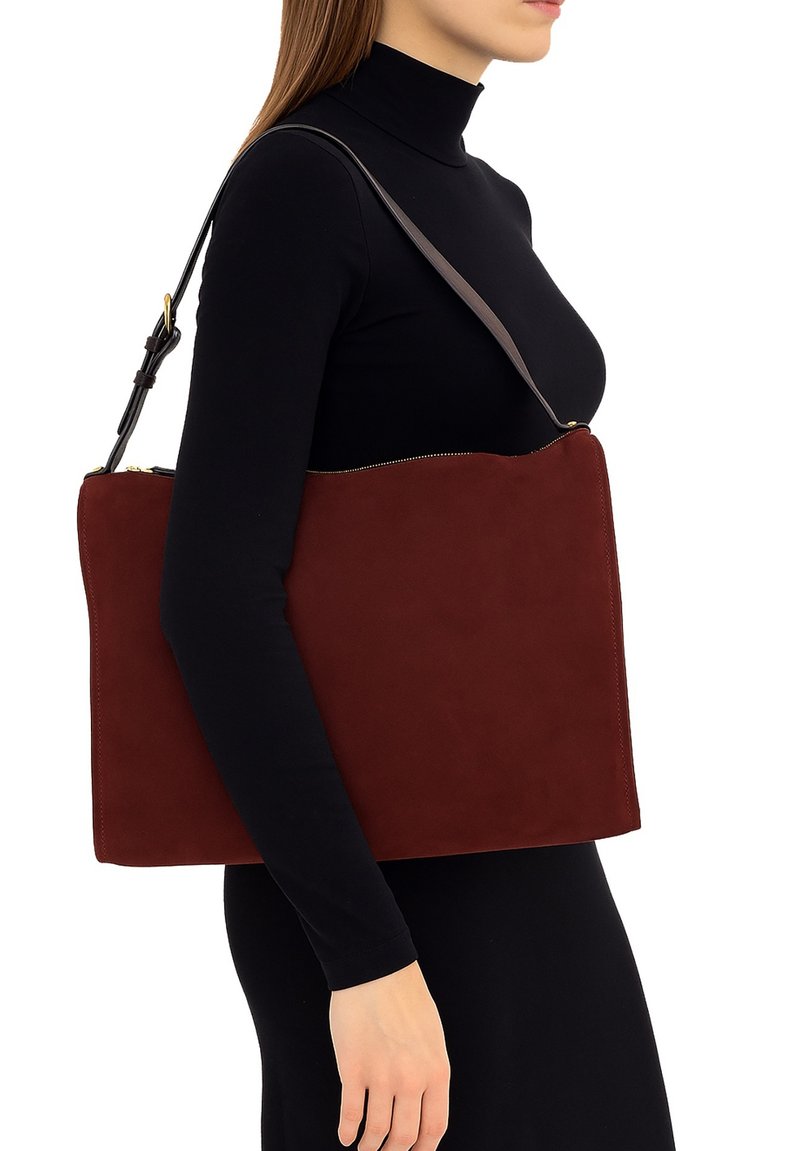 Borsa a spalla in pelle borgogna con texture liscia, chiusura con zip e una tracolla scura a contrasto. Forma rettangolare, design minimalista.