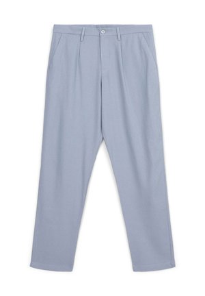 Hellblaue gerade geschnittene Hose mit vorderem Knopf, Gürtelschlaufen, Seitentaschen und Falten an der Taille, flach auf einem weißen Hintergrund ausgelegt.