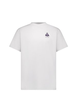 Wit katoenen T-shirt met korte mouwen, een ronde hals en een klein paars logo met een kroon op de linkerborst. Eenvoudig ontwerp, zonder patronen.