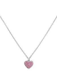 Zilveren ketting met een hartvormige hanger versierd met roze kristallen, met een gladde metal afwerking en sprankelende textuur.