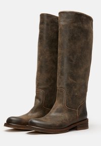 Bottes hautes jusqu'au genou en cuir marron avec une finition texturée, bout arrondi et talon empilé. Présentent des accents de couture le long des coutures.