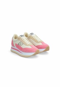 Rosafarbene und cremefarbene Sneaker mit einem Obermaterial aus Wildleder und Mesh, ausgestattet mit einer weißen Zwischensohle und einer beigen Gummilaufsohle. Logo an der Seite und karierter Aufnäher.