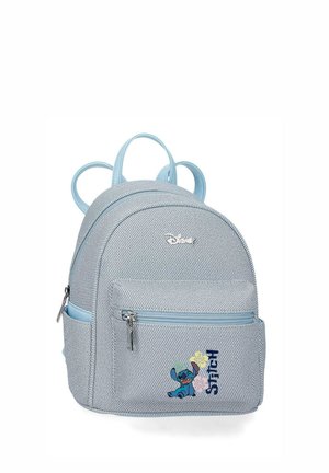 Mochila mini azul claro con bolsillo delantero con cremallera que presenta el personaje Stitch y el logo de Disney sobre tela texturizada.