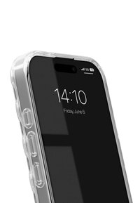 Cover per smartphone in silicone trasparente che avvolge i bordi, mostrando una texture morbida al tatto, tagli per i pulsanti e un profilo elegante.