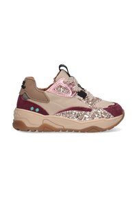 Zapatilla deportiva con una parte superior de ante beige, acentos en burdeos y detalles de purpurina rosa. Suela texturizada con un cierre de cordones negro y un lazo.