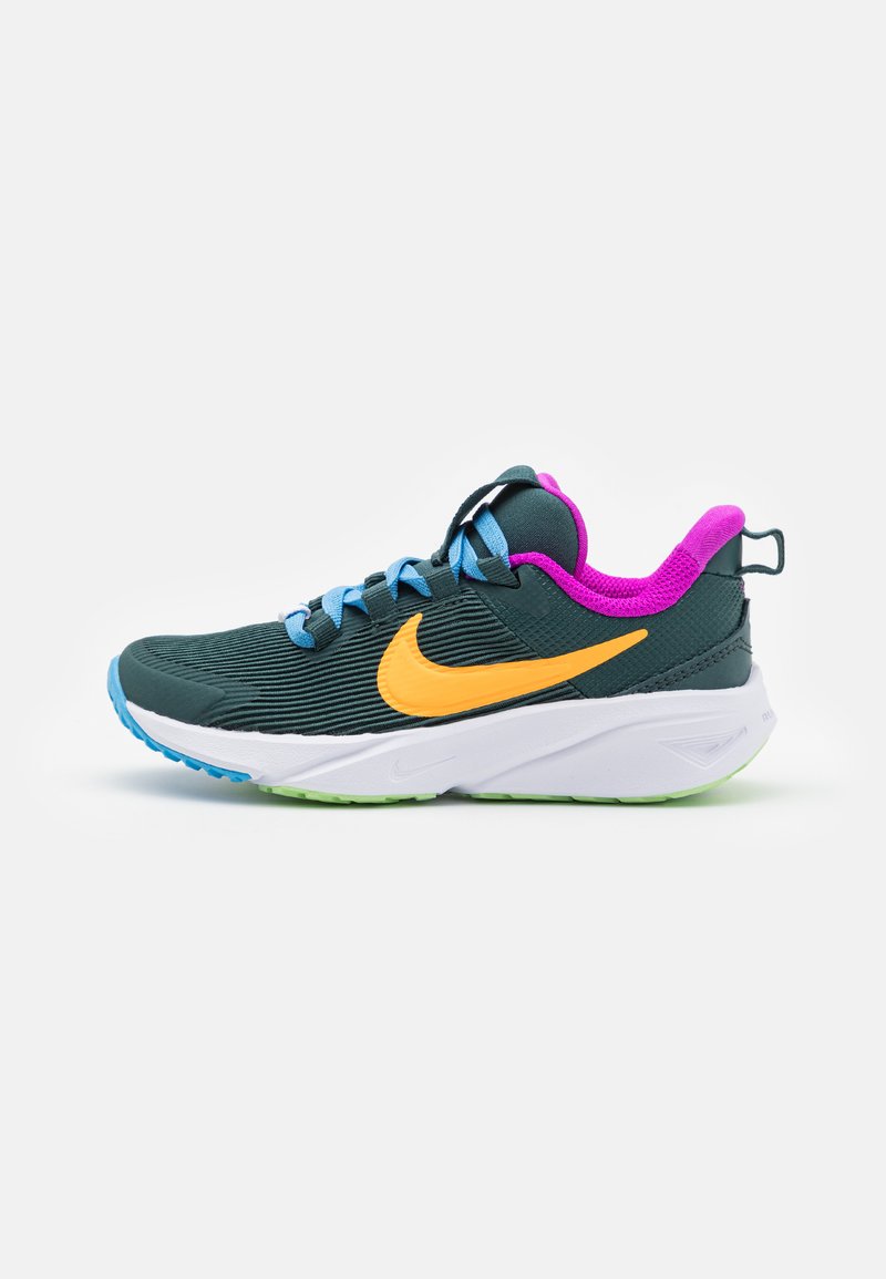 Tmavo zelená športová topánka s oranžovým Swoosh, modrými šnúrkami, ružovým golierom a bielou strednou podrážkou. Má textúrovaný zvršok a zelenú podrážku.