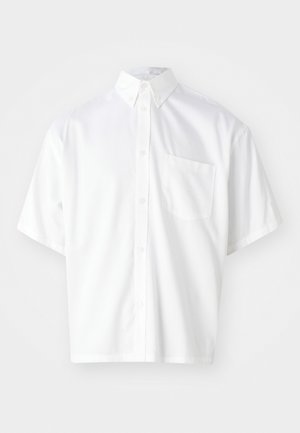 Kurzärmliges weißes Hemd aus glattem Stoff, mit einem Button-Down-Kragen und einer einzelnen Brusttasche auf der linken Seite.