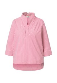 Maglietta a righe rosse e bianche con colletto alla cinese e maniche a tre quarti. Presenta una chiusura frontale e dettagli di pieghe sottili.