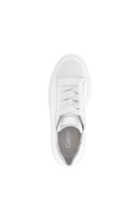 Weiße Sneaker mit einer glatten, lederähnlichen Oberfläche, runder Zehenpartie und flachen Schnürsenkeln. Das Innere zeigt den Markennamen "Gabor". Minimalistisches Design und Ästhetik.