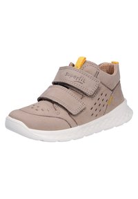 Světlé béžové boty s dvěma suchými zipy, perforovaným svrškem, žlutým akcentem a bílou gumovou podrážkou, s texturovaným povrchem.