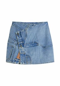 Denim rok met een afgesneden ontwerp, lichtblauwe kleur, zichtbare stikseldetails en knoopsluitingen. Gelaagd stof met zakken.