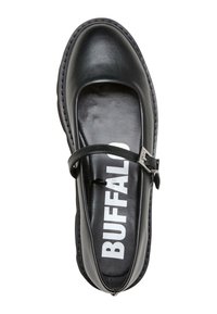 Zapato de cuero negro con punta redonda, una correa en el empeine y una plantilla texturizada que presenta la palabra "BUFFALO" en blanco.