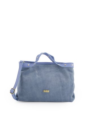 Blå ruskindshåndtaske med dobbelte håndtag og justerbar skulderrem, dekoreret med guldfarvede nitter og en lille rektangulær metal logo-plakette.