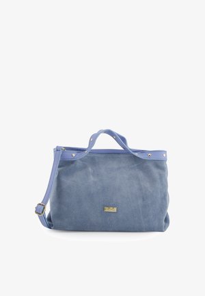 Sac à main en daim bleu avec double poignée et bandoulière réglable, décoré de clous dorés et d'une petite plaque logo métallique rectangulaire.