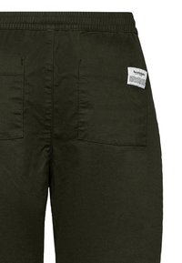 Mørkegrønne bomuldsbukser med afslappet pasform, der har elastisk talje og to baglommer. Indeholder et lille logo-tags på ryggen.