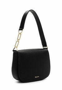 Czarna skórzana torebka o zakrzywionym kształcie, z zapięciem w kolorze złotym i akcentami w postaci łańcuszków na regulowanym pasku.