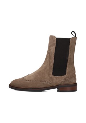 Bottine Chelsea en daim marron avec des panneaux latéraux élastiques, des détails brogue sur le bout et un talon en bois empilé.